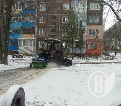 Сніг: трактори згадали свій священний обов'язок - фото, відео Сніг: трактори згадали свій священний обов'язок - фото, відео